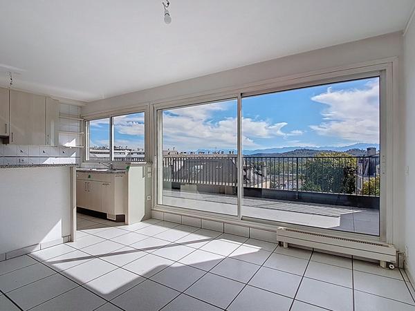 PAU Centre-Ville Appartement de 138.24 m² en dernier étage avec roof-top de 80 m² et terrasse de 28 m² exposée sud avec vue Pyrénées , un parking en sous-sol dans une résidence sécurisée avec ascenseur