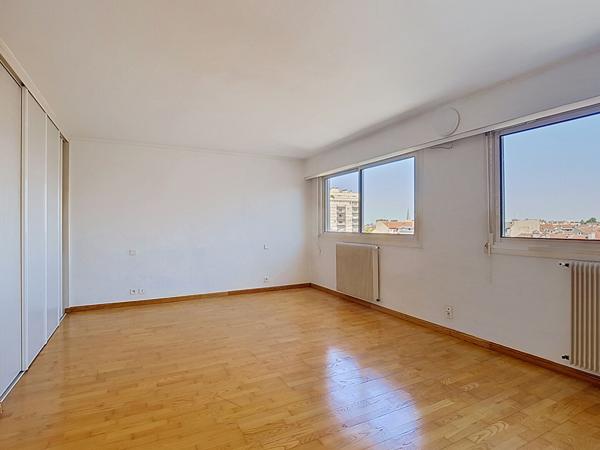 PAU Centre-Ville Appartement de 138.24 m² en dernier étage avec roof-top de 80 m² et terrasse de 28 m² exposée sud avec vue Pyrénées , un parking en sous-sol dans une résidence sécurisée avec ascenseur