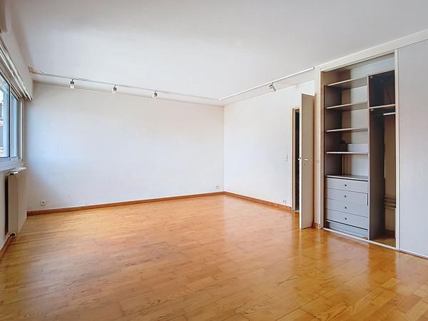 PAU Centre-Ville Appartement de 138.24 m² en dernier étage avec roof-top de 80 m² et terrasse de 28 m² exposée sud avec vue Pyrénées , un parking en sous-sol dans une résidence sécurisée avec ascenseur