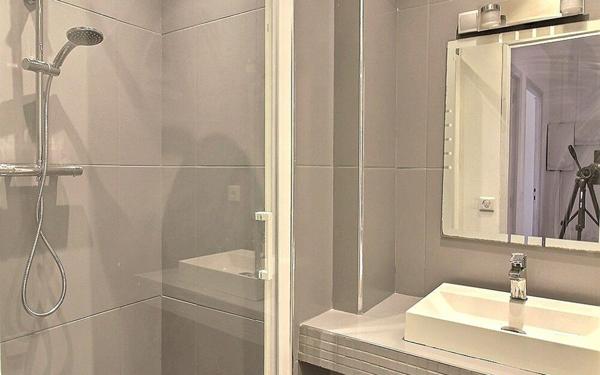 Appartement à vendre    3 pièces • 70 m2 Marseille 1