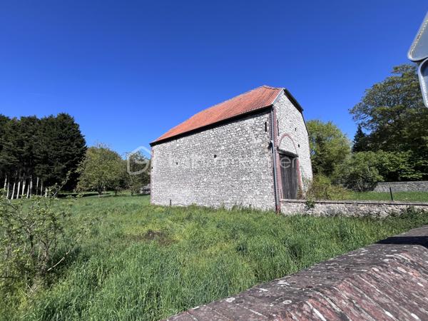 Vous recherchez un projet unique alliant cachet, volumes et possibilités d'aménagement ?
Cette ancienne grange représente une opportunité rare, idéale pour une résidence principale, un investissement locatif ou une activité professionnelle.  
Édifiée sur un terrain constructible de 753 m² (non viabilisé), cette grange développe 122 m² au sol avec possibilité d'aménager jusqu'à trois niveaux ainsi qu'une extension, sous réserve des autorisations d'urbanisme.
  Les gros travaux ont déjà été réalisés : charpente en excellent état, murs repris et toiture révisée.

LES ATOUTS :
• 122 m² au sol ;
• Terrain constructible de 753 m² ;
• Possibilité de créer jusqu'à trois niveaux ;
• Extension envisageable ;
• Charpente, murs et toiture en excellent état ;
• Environnement en zone naturelle, pas de constructions possible proche de la grange.

EXEMPLES DE PROJETS :
• Loft contemporain;
• Grande maison familiale;
• Division en logements / appartements (selon autorisations);
• Gîtes;
• Cabinet médical ou paramédical;
• Bureaux ou coworking;
• Atelier d'artisan ou d’artiste;
• Showroom.