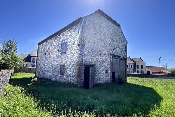 Vous recherchez un projet unique alliant cachet, volumes et possibilités d'aménagement ?
Cette ancienne grange représente une opportunité rare, idéale pour une résidence principale, un investissement locatif ou une activité professionnelle.  
Édifiée sur un terrain constructible de 753 m² (non viabilisé), cette grange développe 122 m² au sol avec possibilité d'aménager jusqu'à trois niveaux ainsi qu'une extension, sous réserve des autorisations d'urbanisme.
  Les gros travaux ont déjà été réalisés : charpente en excellent état, murs repris et toiture révisée.

LES ATOUTS :
• 122 m² au sol ;
• Terrain constructible de 753 m² ;
• Possibilité de créer jusqu'à trois niveaux ;
• Extension envisageable ;
• Charpente, murs et toiture en excellent état ;
• Environnement en zone naturelle, pas de constructions possible proche de la grange.

EXEMPLES DE PROJETS :
• Loft contemporain;
• Grande maison familiale;
• Division en logements / appartements (selon autorisations);
• Gîtes;
• Cabinet médical ou paramédical;
• Bureaux ou coworking;
• Atelier d'artisan ou d’artiste;
• Showroom.