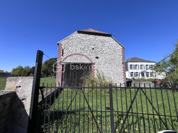 Vous recherchez un projet unique alliant cachet, volumes et possibilités d'aménagement ?
Cette ancienne grange représente une opportunité rare, idéale pour une résidence principale, un investissement locatif ou une activité professionnelle.  
Édifiée sur un terrain constructible de 753 m² (non viabilisé), cette grange développe 122 m² au sol avec possibilité d'aménager jusqu'à trois niveaux ainsi qu'une extension, sous réserve des autorisations d'urbanisme.
  Les gros travaux ont déjà été réalisés : charpente en excellent état, murs repris et toiture révisée.

LES ATOUTS :
• 122 m² au sol ;
• Terrain constructible de 753 m² ;
• Possibilité de créer jusqu'à trois niveaux ;
• Extension envisageable ;
• Charpente, murs et toiture en excellent état ;
• Environnement en zone naturelle, pas de constructions possible proche de la grange.

EXEMPLES DE PROJETS :
• Loft contemporain;
• Grande maison familiale;
• Division en logements / appartements (selon autorisations);
• Gîtes;
• Cabinet médical ou paramédical;
• Bureaux ou coworking;
• Atelier d'artisan ou d’artiste;
• Showroom.