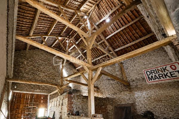 Vous recherchez un projet unique alliant cachet, volumes et possibilités d'aménagement ?
Cette ancienne grange représente une opportunité rare, idéale pour une résidence principale, un investissement locatif ou une activité professionnelle.  
Édifiée sur un terrain constructible de 753 m² (non viabilisé), cette grange développe 122 m² au sol avec possibilité d'aménager jusqu'à trois niveaux ainsi qu'une extension, sous réserve des autorisations d'urbanisme.
  Les gros travaux ont déjà été réalisés : charpente en excellent état, murs repris et toiture révisée.

LES ATOUTS :
• 122 m² au sol ;
• Terrain constructible de 753 m² ;
• Possibilité de créer jusqu'à trois niveaux ;
• Extension envisageable ;
• Charpente, murs et toiture en excellent état ;
• Environnement en zone naturelle, pas de constructions possible proche de la grange.

EXEMPLES DE PROJETS :
• Loft contemporain;
• Grande maison familiale;
• Division en logements / appartements (selon autorisations);
• Gîtes;
• Cabinet médical ou paramédical;
• Bureaux ou coworking;
• Atelier d'artisan ou d’artiste;
• Showroom.