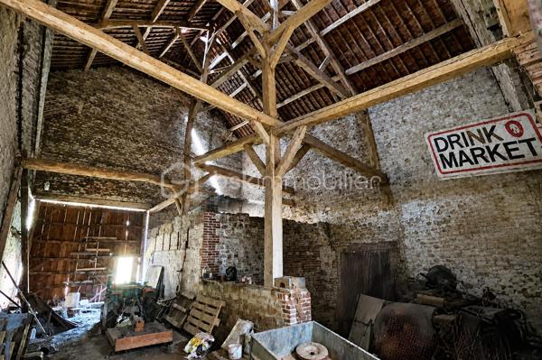 Vous recherchez un projet unique alliant cachet, volumes et possibilités d'aménagement ?
Cette ancienne grange représente une opportunité rare, idéale pour une résidence principale, un investissement locatif ou une activité professionnelle.  
Édifiée sur un terrain constructible de 753 m² (non viabilisé), cette grange développe 122 m² au sol avec possibilité d'aménager jusqu'à trois niveaux ainsi qu'une extension, sous réserve des autorisations d'urbanisme.
  Les gros travaux ont déjà été réalisés : charpente en excellent état, murs repris et toiture révisée.

LES ATOUTS :
• 122 m² au sol ;
• Terrain constructible de 753 m² ;
• Possibilité de créer jusqu'à trois niveaux ;
• Extension envisageable ;
• Charpente, murs et toiture en excellent état ;
• Environnement en zone naturelle, pas de constructions possible proche de la grange.

EXEMPLES DE PROJETS :
• Loft contemporain;
• Grande maison familiale;
• Division en logements / appartements (selon autorisations);
• Gîtes;
• Cabinet médical ou paramédical;
• Bureaux ou coworking;
• Atelier d'artisan ou d’artiste;
• Showroom.