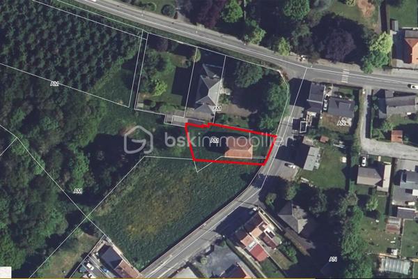 Vous recherchez un projet unique alliant cachet, volumes et possibilités d'aménagement ?
Cette ancienne grange représente une opportunité rare, idéale pour une résidence principale, un investissement locatif ou une activité professionnelle.  
Édifiée sur un terrain constructible de 753 m² (non viabilisé), cette grange développe 122 m² au sol avec possibilité d'aménager jusqu'à trois niveaux ainsi qu'une extension, sous réserve des autorisations d'urbanisme.
  Les gros travaux ont déjà été réalisés : charpente en excellent état, murs repris et toiture révisée.

LES ATOUTS :
• 122 m² au sol ;
• Terrain constructible de 753 m² ;
• Possibilité de créer jusqu'à trois niveaux ;
• Extension envisageable ;
• Charpente, murs et toiture en excellent état ;
• Environnement en zone naturelle, pas de constructions possible proche de la grange.

EXEMPLES DE PROJETS :
• Loft contemporain;
• Grande maison familiale;
• Division en logements / appartements (selon autorisations);
• Gîtes;
• Cabinet médical ou paramédical;
• Bureaux ou coworking;
• Atelier d'artisan ou d’artiste;
• Showroom.