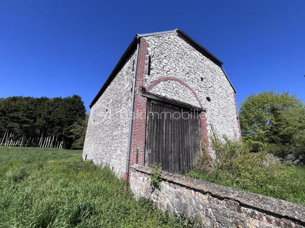 Vous recherchez un projet unique alliant cachet, volumes et possibilités d'aménagement ?
Cette ancienne grange représente une opportunité rare, idéale pour une résidence principale, un investissement locatif ou une activité professionnelle.  
Édifiée sur un terrain constructible de 753 m² (non viabilisé), cette grange développe 122 m² au sol avec possibilité d'aménager jusqu'à trois niveaux ainsi qu'une extension, sous réserve des autorisations d'urbanisme.
  Les gros travaux ont déjà été réalisés : charpente en excellent état, murs repris et toiture révisée.

LES ATOUTS :
• 122 m² au sol ;
• Terrain constructible de 753 m² ;
• Possibilité de créer jusqu'à trois niveaux ;
• Extension envisageable ;
• Charpente, murs et toiture en excellent état ;
• Environnement en zone naturelle, pas de constructions possible proche de la grange.

EXEMPLES DE PROJETS :
• Loft contemporain;
• Grande maison familiale;
• Division en logements / appartements (selon autorisations);
• Gîtes;
• Cabinet médical ou paramédical;
• Bureaux ou coworking;
• Atelier d'artisan ou d’artiste;
• Showroom.