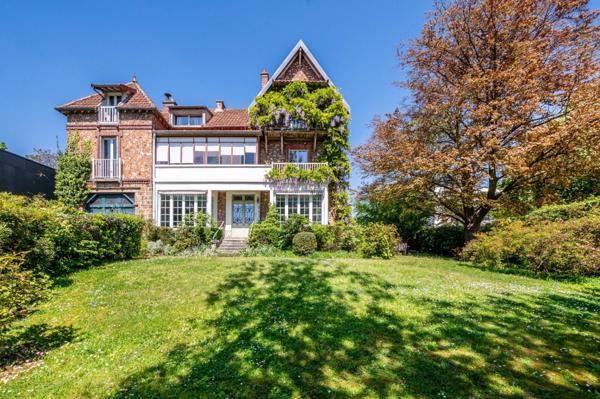 Magnifique maison de famille en meulières avec un superbe jardin de 1300m2