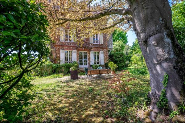 Magnifique maison de famille en meulières avec un superbe jardin de 1300m2