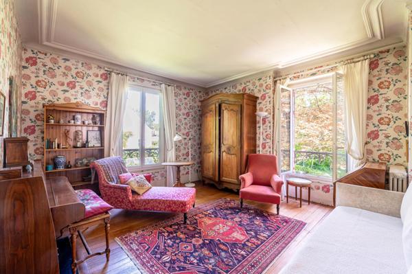 Magnifique maison de famille en meulières avec un superbe jardin de 1300m2