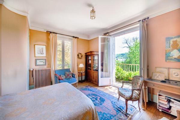 Magnifique maison de famille en meulières avec un superbe jardin de 1300m2