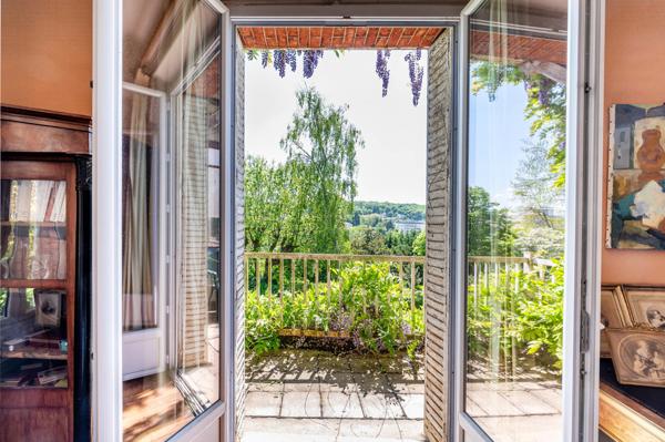 Magnifique maison de famille en meulières avec un superbe jardin de 1300m2