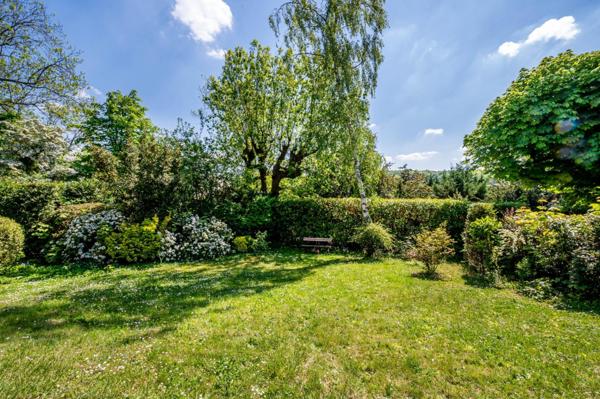 Magnifique maison de famille en meulières avec un superbe jardin de 1300m2