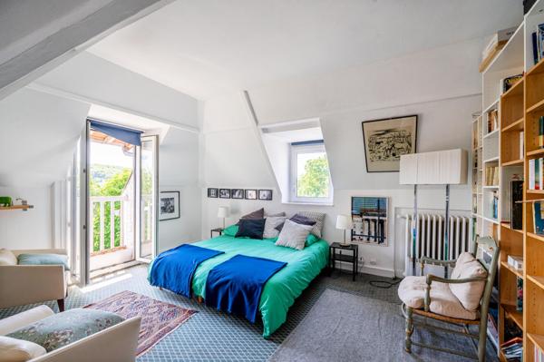 Magnifique maison de famille en meulières avec un superbe jardin de 1300m2