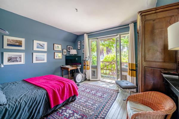 Magnifique maison de famille en meulières avec un superbe jardin de 1300m2