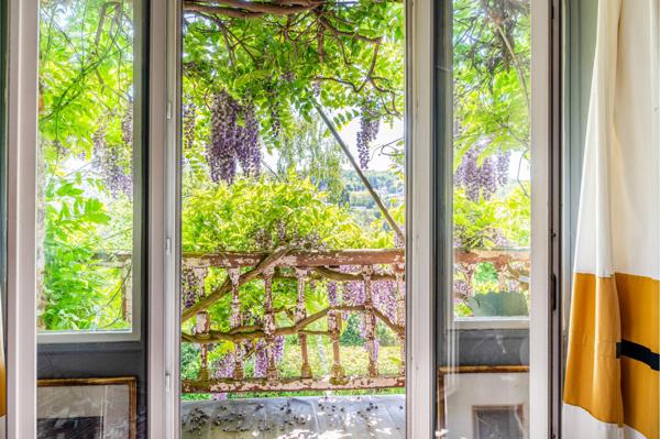 Magnifique maison de famille en meulières avec un superbe jardin de 1300m2