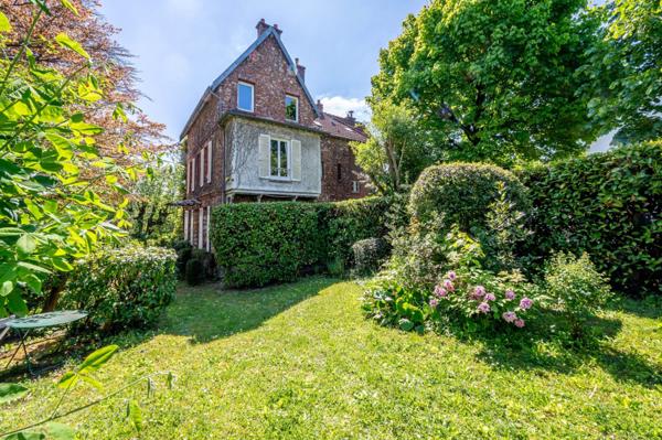 Magnifique maison de famille en meulières avec un superbe jardin de 1300m2