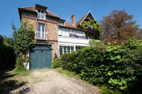 Magnifique maison de famille en meulières avec un superbe jardin de 1300m2