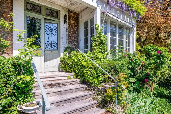 Magnifique maison de famille en meulières avec un superbe jardin de 1300m2
