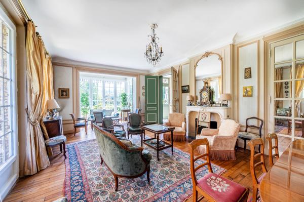 Magnifique maison de famille en meulières avec un superbe jardin de 1300m2
