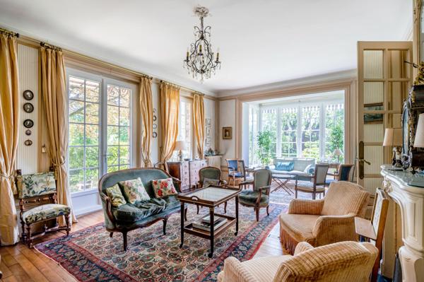 Magnifique maison de famille en meulières avec un superbe jardin de 1300m2