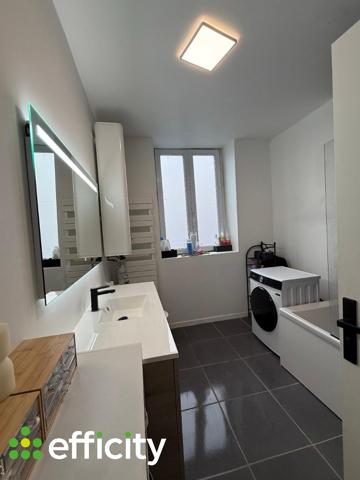 Appartement
         3 pièces
        - 82 m² 132 000 € *