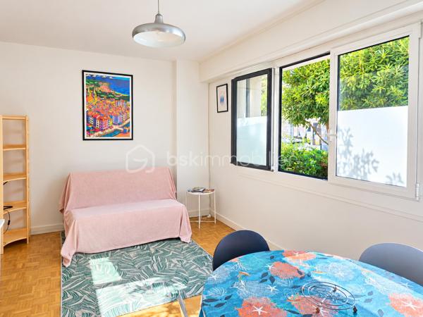EMPLACEMENT PREMIUM – TOUT À PIED – CHAUFFAGE + EAU COMPRIS DANS LES CHARGES

À seulement 5 minutes à pied de la plage centrale de Biarritz, découvrez ce grand studio lumineux situé au rez-de-chaussée d’une résidence sécurisée, 
au cœur du très recherché quartier Saint Charles.

Un emplacement idéal pour profiter de Biarritz sans voiture : plage, commerces, restaurants et commodités accessibles à pied ou à vélo.

❤️ LES + DU BIEN

✔️ Plage centrale à 5 min à pied
✔️ Quartier Saint Charles, recherché et vivant
✔️ Exposition Sud
✔️ Studio lumineux et agréable à vivre
✔️Pas de travaux à prévoir
✔️ Résidence sécurisée
✔️ Local à vélos
✔️ Double vitrage
✔️ Volets électriques
✔️ Chauffage + eau froide + eau chaude compris dans les charges de copropriété

🏡 IL SE COMPOSE DE :

• Une entrée avec placard
• Une salle d’eau avec WC
• Une agréable pièce de vie exposée Sud
• Un espace cuisine

 🔑 UN BIEN IDÉAL POUR...

Un pied-à-terre à Biarritz pour profiter de la plage et de la ville toute l’année, ou un investissement locatif.

La configuration peut notamment convenir à une stratégie de location étudiante et location saisonnière durant l’été.
 
⚙️ INFORMATIONS TECHNIQUES

Chauffage au gaz de ville • Huisseries PVC • Double vitrage • Fenêtres oscillo-battantes • Volets électriques • Interphone • Vidéosurveillance.

Un emplacement stratégique et un studio prêt à vivre : à visiter sans tarder !

Je suis disponible 7 jours sur 7 et m’adapte à votre planning pour organiser votre visite.
