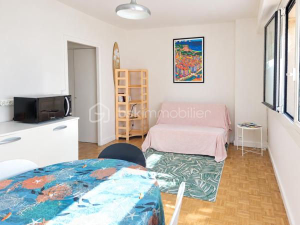 EMPLACEMENT PREMIUM – TOUT À PIED – CHAUFFAGE + EAU COMPRIS DANS LES CHARGES

À seulement 5 minutes à pied de la plage centrale de Biarritz, découvrez ce grand studio lumineux situé au rez-de-chaussée d’une résidence sécurisée, 
au cœur du très recherché quartier Saint Charles.

Un emplacement idéal pour profiter de Biarritz sans voiture : plage, commerces, restaurants et commodités accessibles à pied ou à vélo.

❤️ LES + DU BIEN

✔️ Plage centrale à 5 min à pied
✔️ Quartier Saint Charles, recherché et vivant
✔️ Exposition Sud
✔️ Studio lumineux et agréable à vivre
✔️Pas de travaux à prévoir
✔️ Résidence sécurisée
✔️ Local à vélos
✔️ Double vitrage
✔️ Volets électriques
✔️ Chauffage + eau froide + eau chaude compris dans les charges de copropriété

🏡 IL SE COMPOSE DE :

• Une entrée avec placard
• Une salle d’eau avec WC
• Une agréable pièce de vie exposée Sud
• Un espace cuisine

 🔑 UN BIEN IDÉAL POUR...

Un pied-à-terre à Biarritz pour profiter de la plage et de la ville toute l’année, ou un investissement locatif.

La configuration peut notamment convenir à une stratégie de location étudiante et location saisonnière durant l’été.
 
⚙️ INFORMATIONS TECHNIQUES

Chauffage au gaz de ville • Huisseries PVC • Double vitrage • Fenêtres oscillo-battantes • Volets électriques • Interphone • Vidéosurveillance.

Un emplacement stratégique et un studio prêt à vivre : à visiter sans tarder !

Je suis disponible 7 jours sur 7 et m’adapte à votre planning pour organiser votre visite.