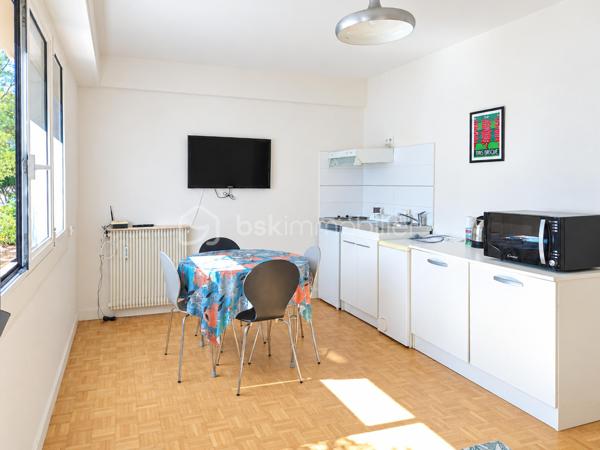 EMPLACEMENT PREMIUM – TOUT À PIED – CHAUFFAGE + EAU COMPRIS DANS LES CHARGES

À seulement 5 minutes à pied de la plage centrale de Biarritz, découvrez ce grand studio lumineux situé au rez-de-chaussée d’une résidence sécurisée, 
au cœur du très recherché quartier Saint Charles.

Un emplacement idéal pour profiter de Biarritz sans voiture : plage, commerces, restaurants et commodités accessibles à pied ou à vélo.

❤️ LES + DU BIEN

✔️ Plage centrale à 5 min à pied
✔️ Quartier Saint Charles, recherché et vivant
✔️ Exposition Sud
✔️ Studio lumineux et agréable à vivre
✔️Pas de travaux à prévoir
✔️ Résidence sécurisée
✔️ Local à vélos
✔️ Double vitrage
✔️ Volets électriques
✔️ Chauffage + eau froide + eau chaude compris dans les charges de copropriété

🏡 IL SE COMPOSE DE :

• Une entrée avec placard
• Une salle d’eau avec WC
• Une agréable pièce de vie exposée Sud
• Un espace cuisine

 🔑 UN BIEN IDÉAL POUR...

Un pied-à-terre à Biarritz pour profiter de la plage et de la ville toute l’année, ou un investissement locatif.

La configuration peut notamment convenir à une stratégie de location étudiante et location saisonnière durant l’été.
 
⚙️ INFORMATIONS TECHNIQUES

Chauffage au gaz de ville • Huisseries PVC • Double vitrage • Fenêtres oscillo-battantes • Volets électriques • Interphone • Vidéosurveillance.

Un emplacement stratégique et un studio prêt à vivre : à visiter sans tarder !

Je suis disponible 7 jours sur 7 et m’adapte à votre planning pour organiser votre visite.