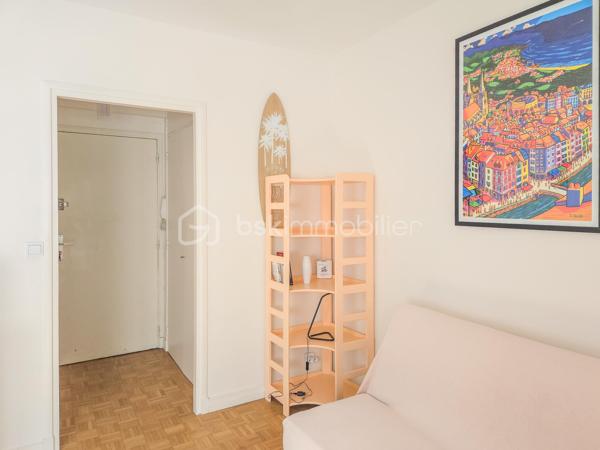 EMPLACEMENT PREMIUM – TOUT À PIED – CHAUFFAGE + EAU COMPRIS DANS LES CHARGES

À seulement 5 minutes à pied de la plage centrale de Biarritz, découvrez ce grand studio lumineux situé au rez-de-chaussée d’une résidence sécurisée, 
au cœur du très recherché quartier Saint Charles.

Un emplacement idéal pour profiter de Biarritz sans voiture : plage, commerces, restaurants et commodités accessibles à pied ou à vélo.

❤️ LES + DU BIEN

✔️ Plage centrale à 5 min à pied
✔️ Quartier Saint Charles, recherché et vivant
✔️ Exposition Sud
✔️ Studio lumineux et agréable à vivre
✔️Pas de travaux à prévoir
✔️ Résidence sécurisée
✔️ Local à vélos
✔️ Double vitrage
✔️ Volets électriques
✔️ Chauffage + eau froide + eau chaude compris dans les charges de copropriété

🏡 IL SE COMPOSE DE :

• Une entrée avec placard
• Une salle d’eau avec WC
• Une agréable pièce de vie exposée Sud
• Un espace cuisine

 🔑 UN BIEN IDÉAL POUR...

Un pied-à-terre à Biarritz pour profiter de la plage et de la ville toute l’année, ou un investissement locatif.

La configuration peut notamment convenir à une stratégie de location étudiante et location saisonnière durant l’été.
 
⚙️ INFORMATIONS TECHNIQUES

Chauffage au gaz de ville • Huisseries PVC • Double vitrage • Fenêtres oscillo-battantes • Volets électriques • Interphone • Vidéosurveillance.

Un emplacement stratégique et un studio prêt à vivre : à visiter sans tarder !

Je suis disponible 7 jours sur 7 et m’adapte à votre planning pour organiser votre visite.