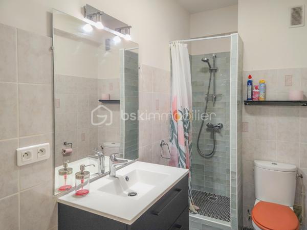 EMPLACEMENT PREMIUM – TOUT À PIED – CHAUFFAGE + EAU COMPRIS DANS LES CHARGES

À seulement 5 minutes à pied de la plage centrale de Biarritz, découvrez ce grand studio lumineux situé au rez-de-chaussée d’une résidence sécurisée, 
au cœur du très recherché quartier Saint Charles.

Un emplacement idéal pour profiter de Biarritz sans voiture : plage, commerces, restaurants et commodités accessibles à pied ou à vélo.

❤️ LES + DU BIEN

✔️ Plage centrale à 5 min à pied
✔️ Quartier Saint Charles, recherché et vivant
✔️ Exposition Sud
✔️ Studio lumineux et agréable à vivre
✔️Pas de travaux à prévoir
✔️ Résidence sécurisée
✔️ Local à vélos
✔️ Double vitrage
✔️ Volets électriques
✔️ Chauffage + eau froide + eau chaude compris dans les charges de copropriété

🏡 IL SE COMPOSE DE :

• Une entrée avec placard
• Une salle d’eau avec WC
• Une agréable pièce de vie exposée Sud
• Un espace cuisine

 🔑 UN BIEN IDÉAL POUR...

Un pied-à-terre à Biarritz pour profiter de la plage et de la ville toute l’année, ou un investissement locatif.

La configuration peut notamment convenir à une stratégie de location étudiante et location saisonnière durant l’été.
 
⚙️ INFORMATIONS TECHNIQUES

Chauffage au gaz de ville • Huisseries PVC • Double vitrage • Fenêtres oscillo-battantes • Volets électriques • Interphone • Vidéosurveillance.

Un emplacement stratégique et un studio prêt à vivre : à visiter sans tarder !

Je suis disponible 7 jours sur 7 et m’adapte à votre planning pour organiser votre visite.