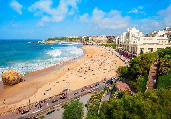 EMPLACEMENT PREMIUM – TOUT À PIED – CHAUFFAGE + EAU COMPRIS DANS LES CHARGES

À seulement 5 minutes à pied de la plage centrale de Biarritz, découvrez ce grand studio lumineux situé au rez-de-chaussée d’une résidence sécurisée, 
au cœur du très recherché quartier Saint Charles.

Un emplacement idéal pour profiter de Biarritz sans voiture : plage, commerces, restaurants et commodités accessibles à pied ou à vélo.

❤️ LES + DU BIEN

✔️ Plage centrale à 5 min à pied
✔️ Quartier Saint Charles, recherché et vivant
✔️ Exposition Sud
✔️ Studio lumineux et agréable à vivre
✔️Pas de travaux à prévoir
✔️ Résidence sécurisée
✔️ Local à vélos
✔️ Double vitrage
✔️ Volets électriques
✔️ Chauffage + eau froide + eau chaude compris dans les charges de copropriété

🏡 IL SE COMPOSE DE :

• Une entrée avec placard
• Une salle d’eau avec WC
• Une agréable pièce de vie exposée Sud
• Un espace cuisine

 🔑 UN BIEN IDÉAL POUR...

Un pied-à-terre à Biarritz pour profiter de la plage et de la ville toute l’année, ou un investissement locatif.

La configuration peut notamment convenir à une stratégie de location étudiante et location saisonnière durant l’été.
 
⚙️ INFORMATIONS TECHNIQUES

Chauffage au gaz de ville • Huisseries PVC • Double vitrage • Fenêtres oscillo-battantes • Volets électriques • Interphone • Vidéosurveillance.

Un emplacement stratégique et un studio prêt à vivre : à visiter sans tarder !

Je suis disponible 7 jours sur 7 et m’adapte à votre planning pour organiser votre visite.