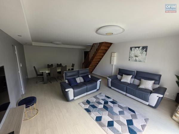 Superbe appartement T5 duplex de 124m2 entièrement refait à neuf et vendu meublé à Sainte Clotilde
