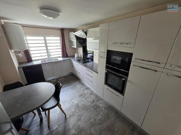 Superbe appartement T5 duplex de 124m2 entièrement refait à neuf et vendu meublé à Sainte Clotilde