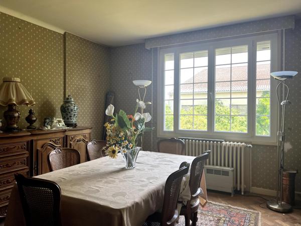 Maison 8 chambres de 249 m2 dans le centre de Dange Saint Romain