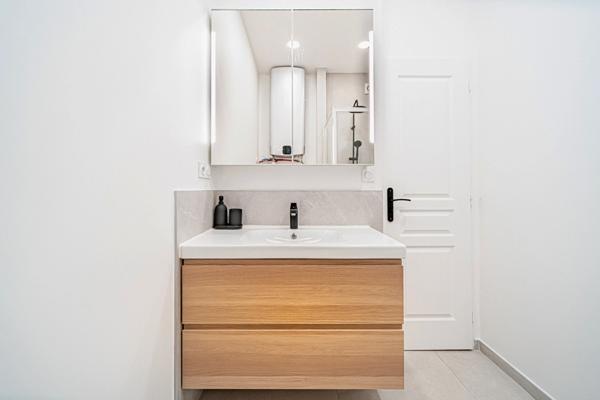 VILLEURBANNE - GRATTE CIEL - T2 de 51 m² vendu entièrement meublé – Proche métro