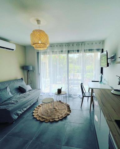 Appartement renové T1 bis situé en bord de mer