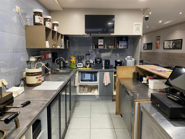 Trés bon fond de commerce, sur une rue piétonne ,