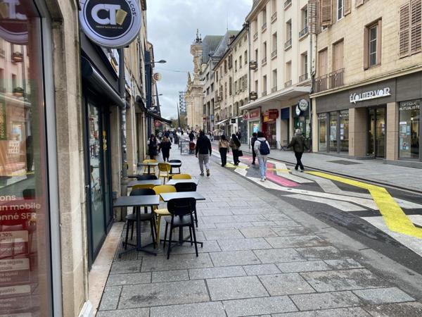 Trés bon fond de commerce, sur une rue piétonne ,