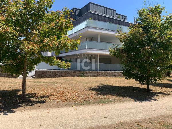 A Louer Appartement 3 Pièces De 65 M² Avec Grande Terrasse De 48 M² + Deux Places De Stationnements Privative -sainte Luce Sur Loire