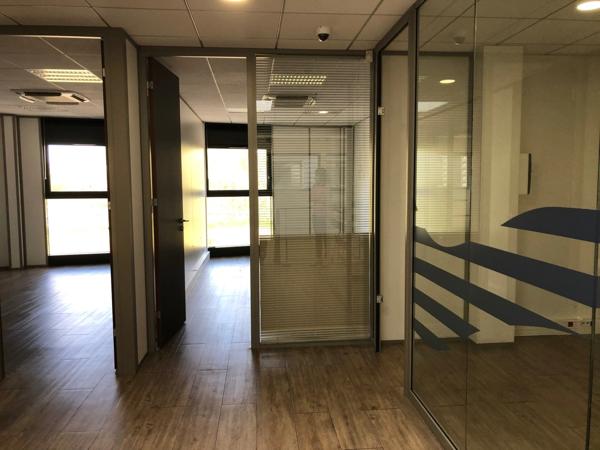 Dpt Rhône (69), à louer RILLIEUX LA PAPE Bureaux, magnifique plateau de 200m2 avec 7 bureaux et un patio, au 1er étage