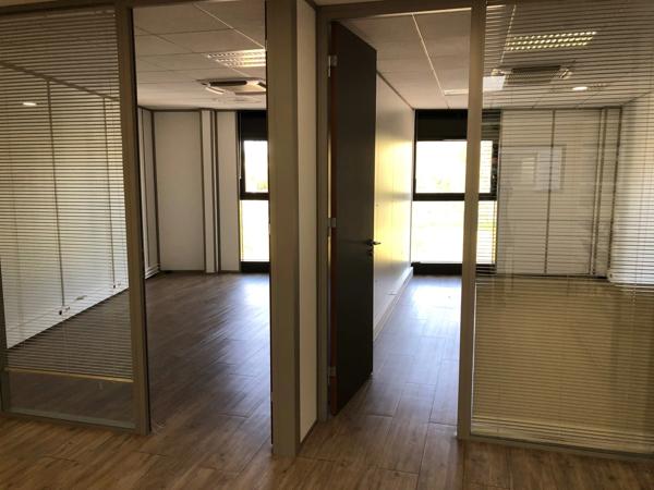 Dpt Rhône (69), à louer RILLIEUX LA PAPE Bureaux, magnifique plateau de 200m2 avec 7 bureaux et un patio, au 1er étage