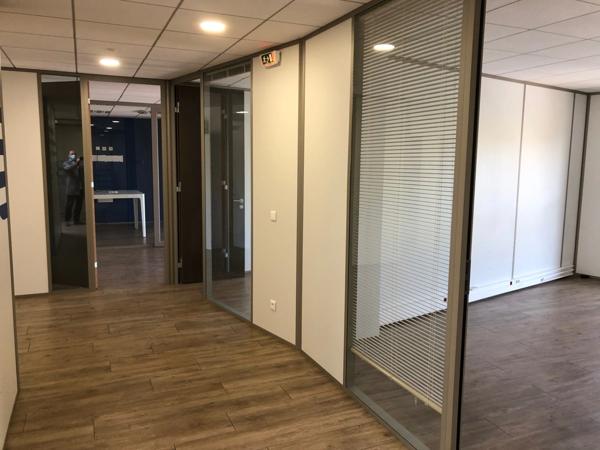 Dpt Rhône (69), à louer RILLIEUX LA PAPE Bureaux, magnifique plateau de 200m2 avec 7 bureaux et un patio, au 1er étage