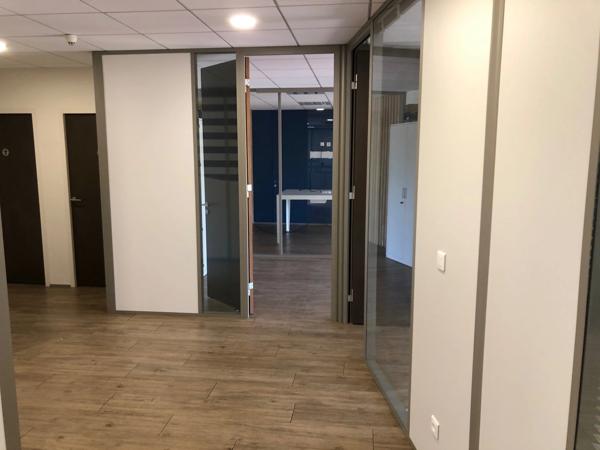 Dpt Rhône (69), à louer RILLIEUX LA PAPE Bureaux, magnifique plateau de 200m2 avec 7 bureaux et un patio, au 1er étage