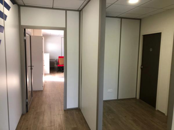 Dpt Rhône (69), à louer RILLIEUX LA PAPE Bureaux, magnifique plateau de 200m2 avec 7 bureaux et un patio, au 1er étage