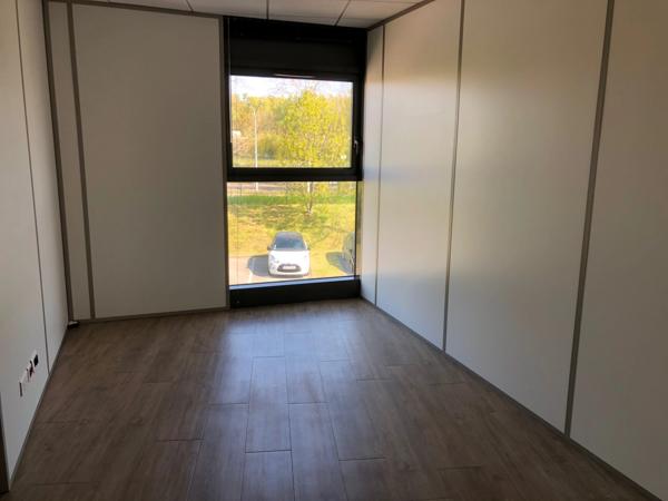 Dpt Rhône (69), à louer RILLIEUX LA PAPE Bureaux, magnifique plateau de 200m2 avec 7 bureaux et un patio, au 1er étage