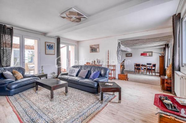 Rare sur le secteur ! Cette généreuse propriété briarde de 228 m² vous offre l’espace, le cachet et la sérénité à seulement 10 minutes de la gare de Meaux, à pied des écoles et de tous les commerces.


Le SALON  vous accueille avec son magnifique MUR EN PIERRE apparente et sa cheminée, témoins du caractère authentique de la maison. La CUISINE  AMENAGEE et EQUIPEE s’ouvre sur une VERANDA lumineuse à poutres apparentes — véritable pièce de vie supplémentaire —  donnant sur un grand CELLIER prolongée par une grande TERRASSE  PAVEE donnant sur un TERRAIN ARBORE et entièrement clos de 2 141 m² ;

DES ESPACES POUR TOUTE LA FAMILLE
À l’étage : une CHAMBRE  , une SALLE DE BAIN avec WC  , une CHAMBRE avec SALLE D'EAU et une belle SUITE PARENTALE avec SALLE DE BAIN PRIVATIVE  et DRESSING. 
AU SECOND ETAGE :
Les combles entièrement aménagés complètent parfaitement l’ensemble avec une GRANDE PIECE (CHAMBRE TRAVERSANTE) lumineuse sous charpente, une CHAMBRE avec SALLE D'EAU et une très grande CHAMBRE  .

DES ATOUTS RARES
Grand GARAGE accessible depuis la maison ET depuis le jardin, DEPENDANCE  indépendante aux multiples possibilités (studio, atelier, télétravail…), CELLIER , PUITS, TERRASSE pavée et grand JARDIN arboré entièrement CLOS.

DPE C — Bonne performance énergétique.