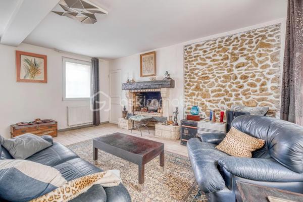 Rare sur le secteur ! Cette généreuse propriété briarde de 228 m² vous offre l’espace, le cachet et la sérénité à seulement 10 minutes de la gare de Meaux, à pied des écoles et de tous les commerces.


Le SALON  vous accueille avec son magnifique MUR EN PIERRE apparente et sa cheminée, témoins du caractère authentique de la maison. La CUISINE  AMENAGEE et EQUIPEE s’ouvre sur une VERANDA lumineuse à poutres apparentes — véritable pièce de vie supplémentaire —  donnant sur un grand CELLIER prolongée par une grande TERRASSE  PAVEE donnant sur un TERRAIN ARBORE et entièrement clos de 2 141 m² ;

DES ESPACES POUR TOUTE LA FAMILLE
À l’étage : une CHAMBRE  , une SALLE DE BAIN avec WC  , une CHAMBRE avec SALLE D'EAU et une belle SUITE PARENTALE avec SALLE DE BAIN PRIVATIVE  et DRESSING. 
AU SECOND ETAGE :
Les combles entièrement aménagés complètent parfaitement l’ensemble avec une GRANDE PIECE (CHAMBRE TRAVERSANTE) lumineuse sous charpente, une CHAMBRE avec SALLE D'EAU et une très grande CHAMBRE  .

DES ATOUTS RARES
Grand GARAGE accessible depuis la maison ET depuis le jardin, DEPENDANCE  indépendante aux multiples possibilités (studio, atelier, télétravail…), CELLIER , PUITS, TERRASSE pavée et grand JARDIN arboré entièrement CLOS.

DPE C — Bonne performance énergétique.