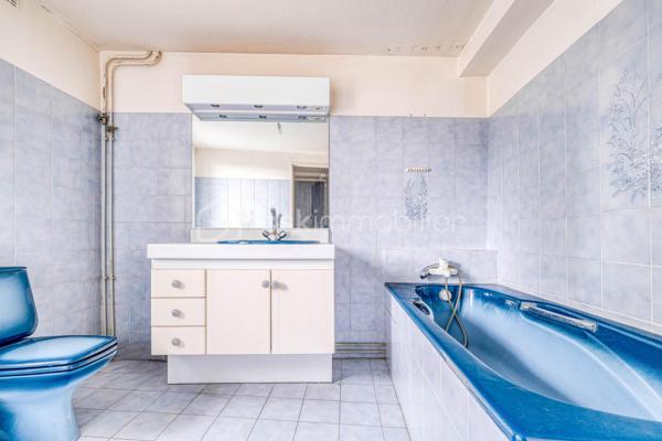 Rare sur le secteur ! Cette généreuse propriété briarde de 228 m² vous offre l’espace, le cachet et la sérénité à seulement 10 minutes de la gare de Meaux, à pied des écoles et de tous les commerces.


Le SALON  vous accueille avec son magnifique MUR EN PIERRE apparente et sa cheminée, témoins du caractère authentique de la maison. La CUISINE  AMENAGEE et EQUIPEE s’ouvre sur une VERANDA lumineuse à poutres apparentes — véritable pièce de vie supplémentaire —  donnant sur un grand CELLIER prolongée par une grande TERRASSE  PAVEE donnant sur un TERRAIN ARBORE et entièrement clos de 2 141 m² ;

DES ESPACES POUR TOUTE LA FAMILLE
À l’étage : une CHAMBRE  , une SALLE DE BAIN avec WC  , une CHAMBRE avec SALLE D'EAU et une belle SUITE PARENTALE avec SALLE DE BAIN PRIVATIVE  et DRESSING. 
AU SECOND ETAGE :
Les combles entièrement aménagés complètent parfaitement l’ensemble avec une GRANDE PIECE (CHAMBRE TRAVERSANTE) lumineuse sous charpente, une CHAMBRE avec SALLE D'EAU et une très grande CHAMBRE  .

DES ATOUTS RARES
Grand GARAGE accessible depuis la maison ET depuis le jardin, DEPENDANCE  indépendante aux multiples possibilités (studio, atelier, télétravail…), CELLIER , PUITS, TERRASSE pavée et grand JARDIN arboré entièrement CLOS.

DPE C — Bonne performance énergétique.