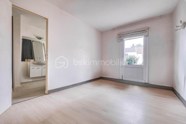 Rare sur le secteur ! Cette généreuse propriété briarde de 228 m² vous offre l’espace, le cachet et la sérénité à seulement 10 minutes de la gare de Meaux, à pied des écoles et de tous les commerces.


Le SALON  vous accueille avec son magnifique MUR EN PIERRE apparente et sa cheminée, témoins du caractère authentique de la maison. La CUISINE  AMENAGEE et EQUIPEE s’ouvre sur une VERANDA lumineuse à poutres apparentes — véritable pièce de vie supplémentaire —  donnant sur un grand CELLIER prolongée par une grande TERRASSE  PAVEE donnant sur un TERRAIN ARBORE et entièrement clos de 2 141 m² ;

DES ESPACES POUR TOUTE LA FAMILLE
À l’étage : une CHAMBRE  , une SALLE DE BAIN avec WC  , une CHAMBRE avec SALLE D'EAU et une belle SUITE PARENTALE avec SALLE DE BAIN PRIVATIVE  et DRESSING. 
AU SECOND ETAGE :
Les combles entièrement aménagés complètent parfaitement l’ensemble avec une GRANDE PIECE (CHAMBRE TRAVERSANTE) lumineuse sous charpente, une CHAMBRE avec SALLE D'EAU et une très grande CHAMBRE  .

DES ATOUTS RARES
Grand GARAGE accessible depuis la maison ET depuis le jardin, DEPENDANCE  indépendante aux multiples possibilités (studio, atelier, télétravail…), CELLIER , PUITS, TERRASSE pavée et grand JARDIN arboré entièrement CLOS.

DPE C — Bonne performance énergétique.